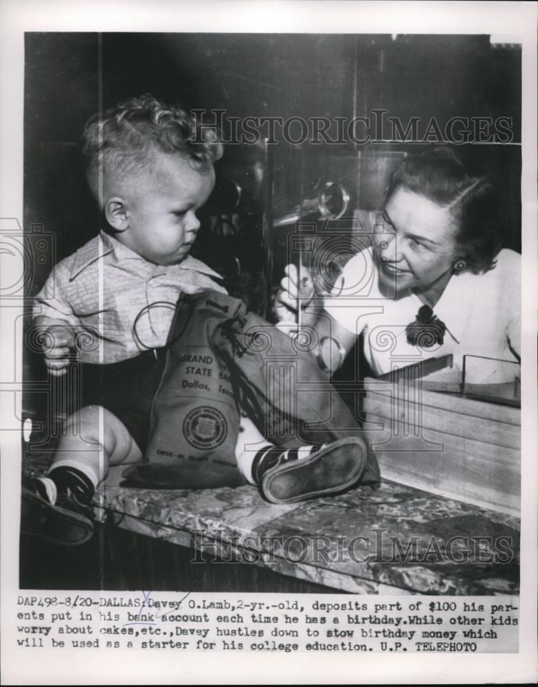 1954 Press Photo Davey O Lamb deposits $100 of birthday money into bank - Historic Images