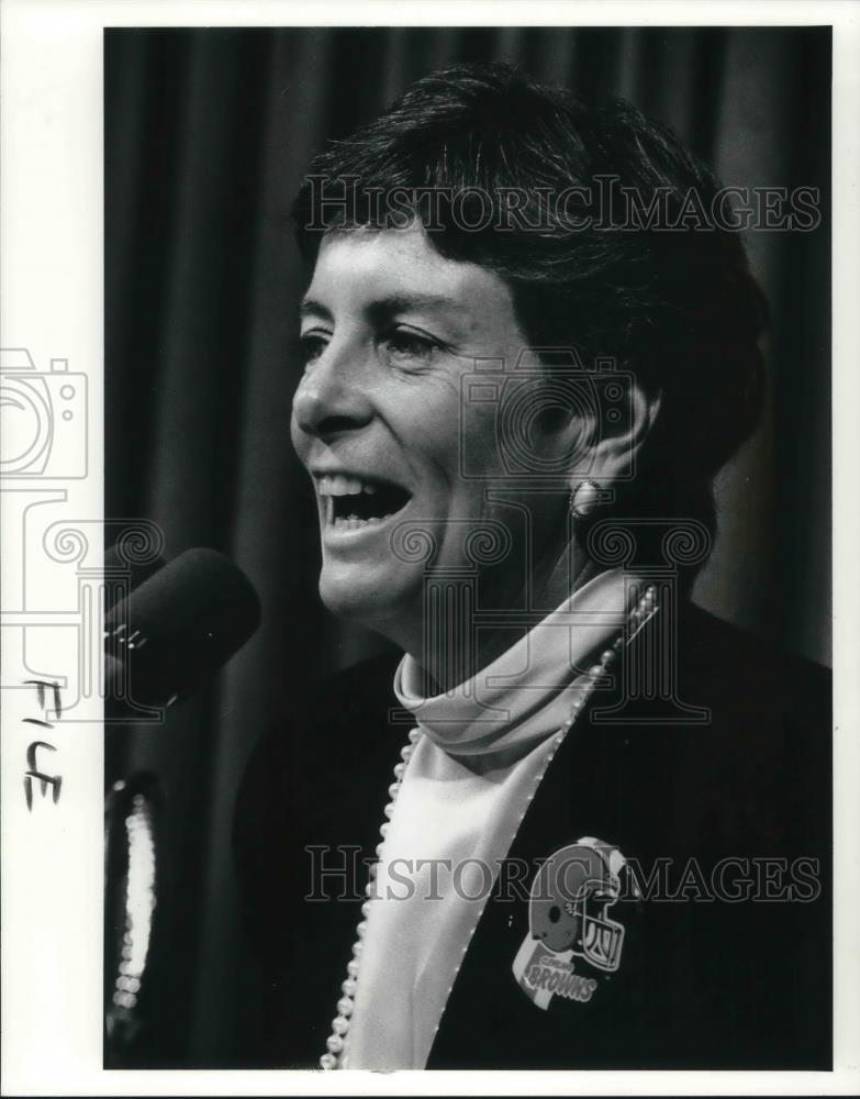 1990 Press Photo Mary Boyle Speaking at the City Club - Historic Images