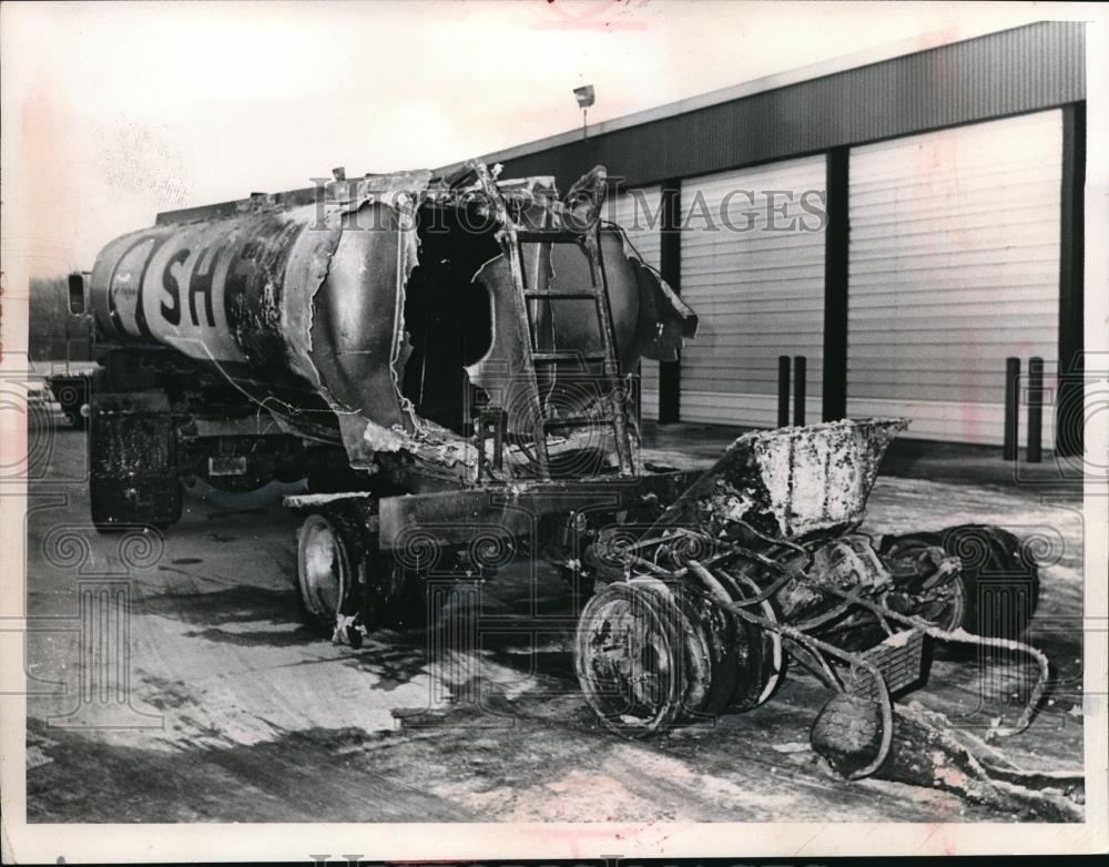 Press Photo Wreckage of Shell Gas Truck Trailmobile Company - Historic Images
