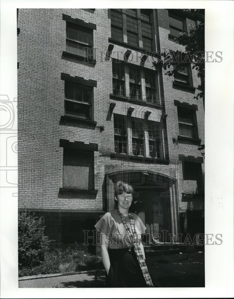 1991 Press Photo Barb Clint at apartments at E 40th and Prospect to be rehabbed - Historic Images