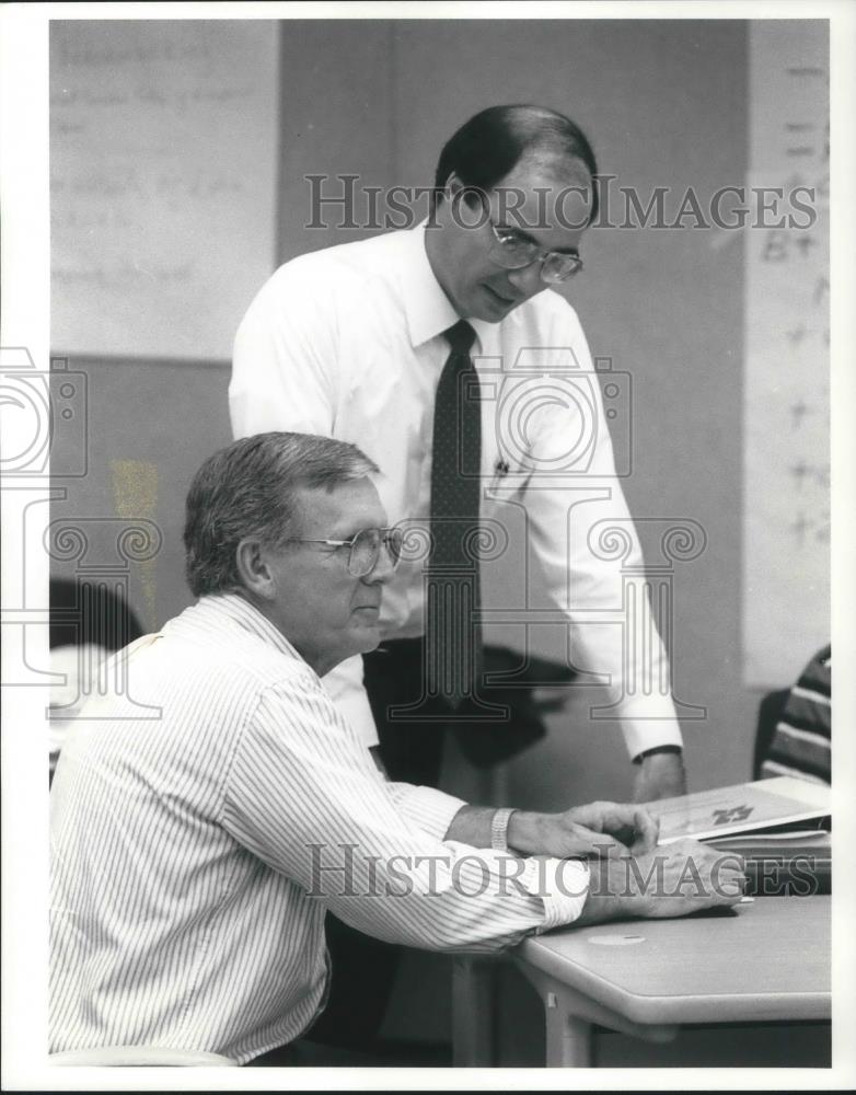 1990 Press Photo Instructor John D. Dickey of the Unified Technology Center - Historic Images