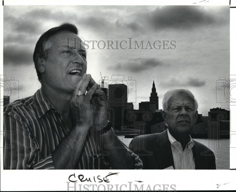 1990 Press Photo Ohio Governor Richard Celeste tours Lake Erie - Historic Images