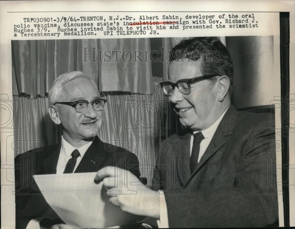 1964 Press Photo Dr Albert Sabin and Governor Richard J Hughes discuss campaign - Historic Images