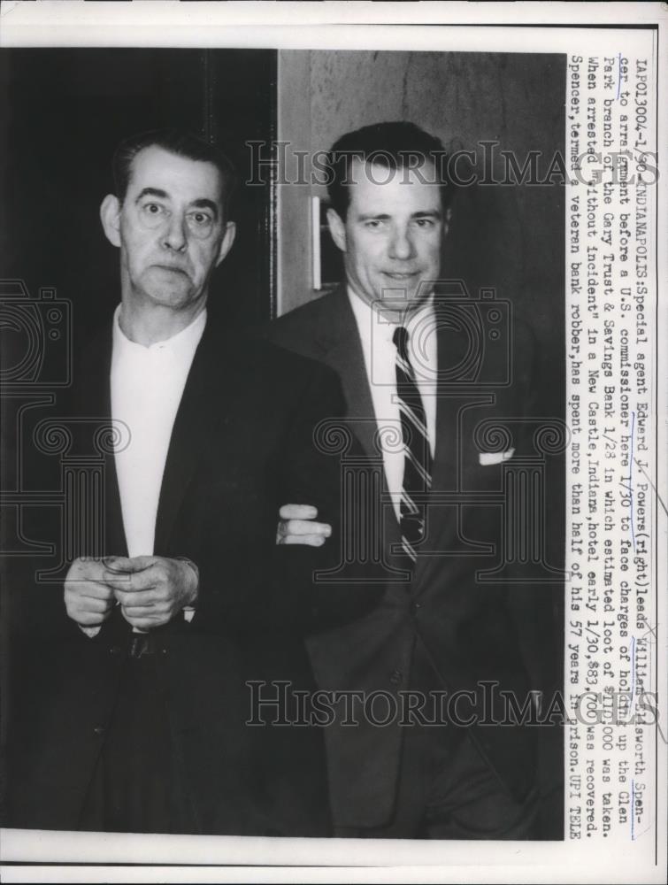 1961 Press Photo Agent Edward Powers leads William Ellsworth Spencer to arraign - Historic Images