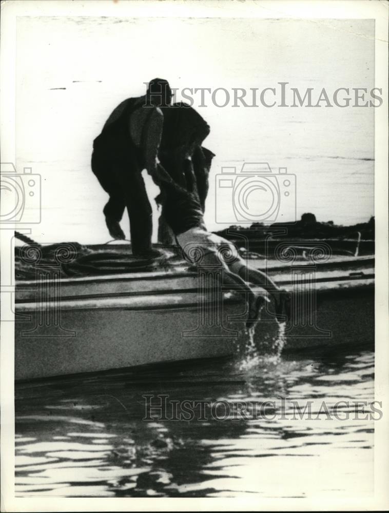 1938 Press Photo Alameda California mystery girl after warning spectators not to - Historic Images