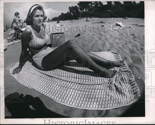 1964 Press Photo On Magic Carpet Cecila Tarkany - Historic Images
