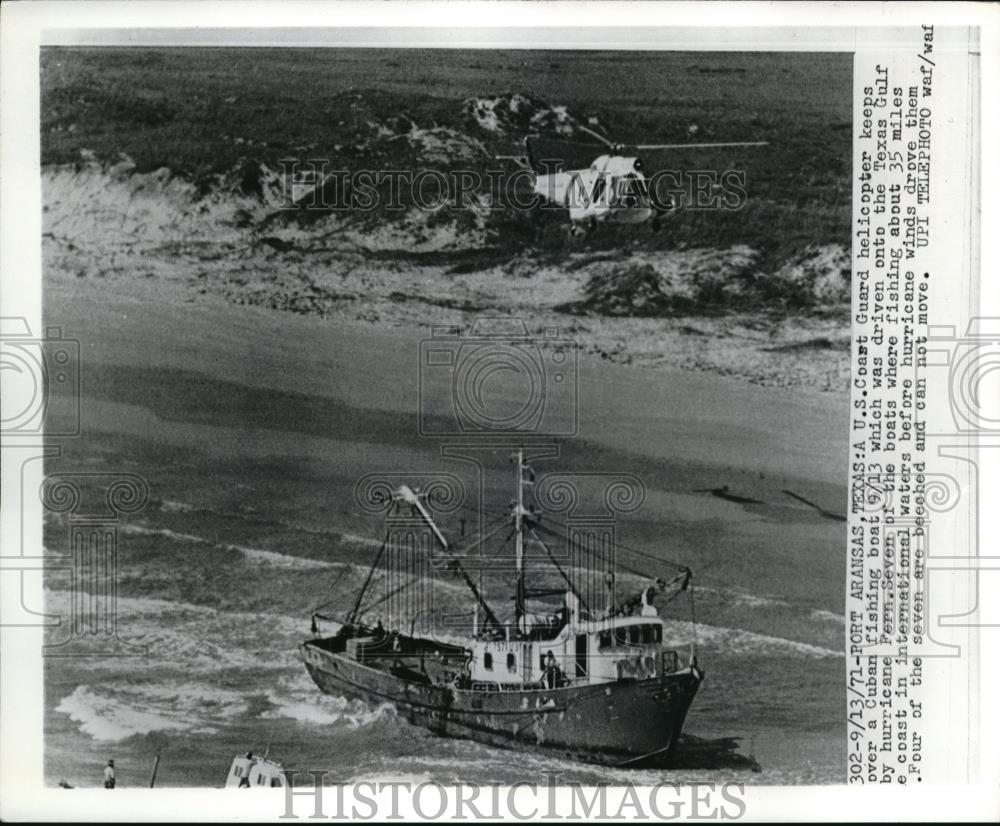 1971 Press Photo A Cuban Fishing Boat driven into the Texas Gulf by - Historic Images