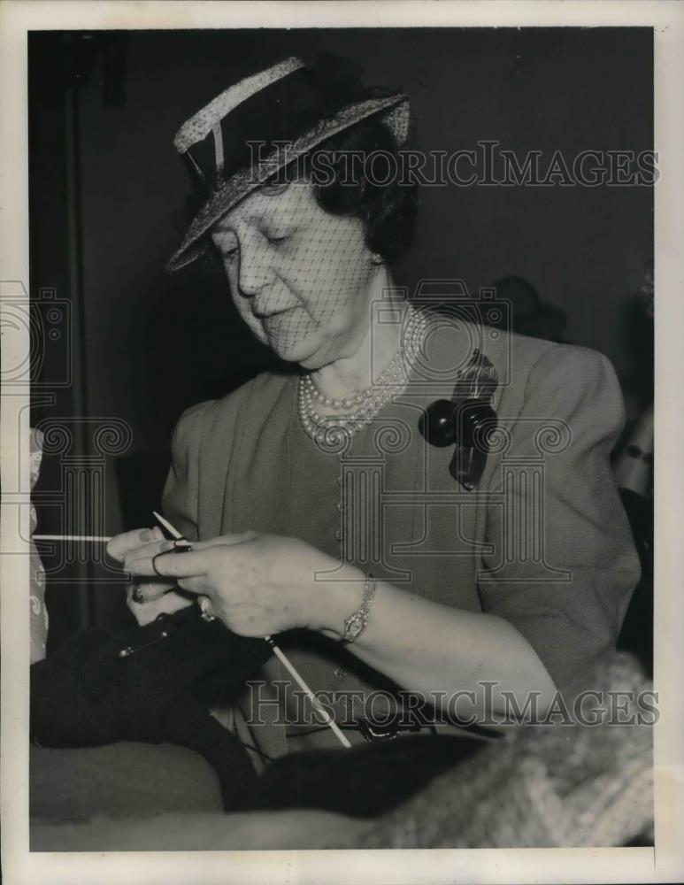 1940 Media Photo Mrs. Cordell Hull knitting - Historic Images
