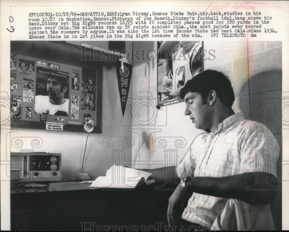 1969 Press Photo Lynn Dickey studying in his room - nes19723 - Historic Images