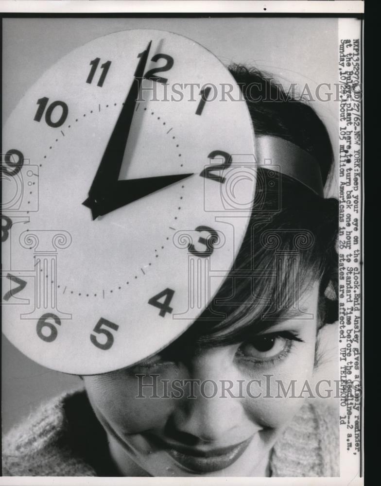 1962 Media Photo New York Enid Ansley Model With Clock On Her Head - Historic Images