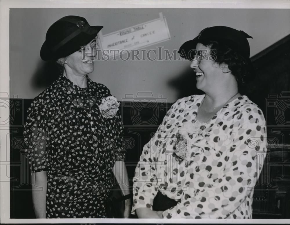 1936 Media Photo Dr. Helen T. Parsons Meets Dr. Madoe Macklin In Canada - Historic Images