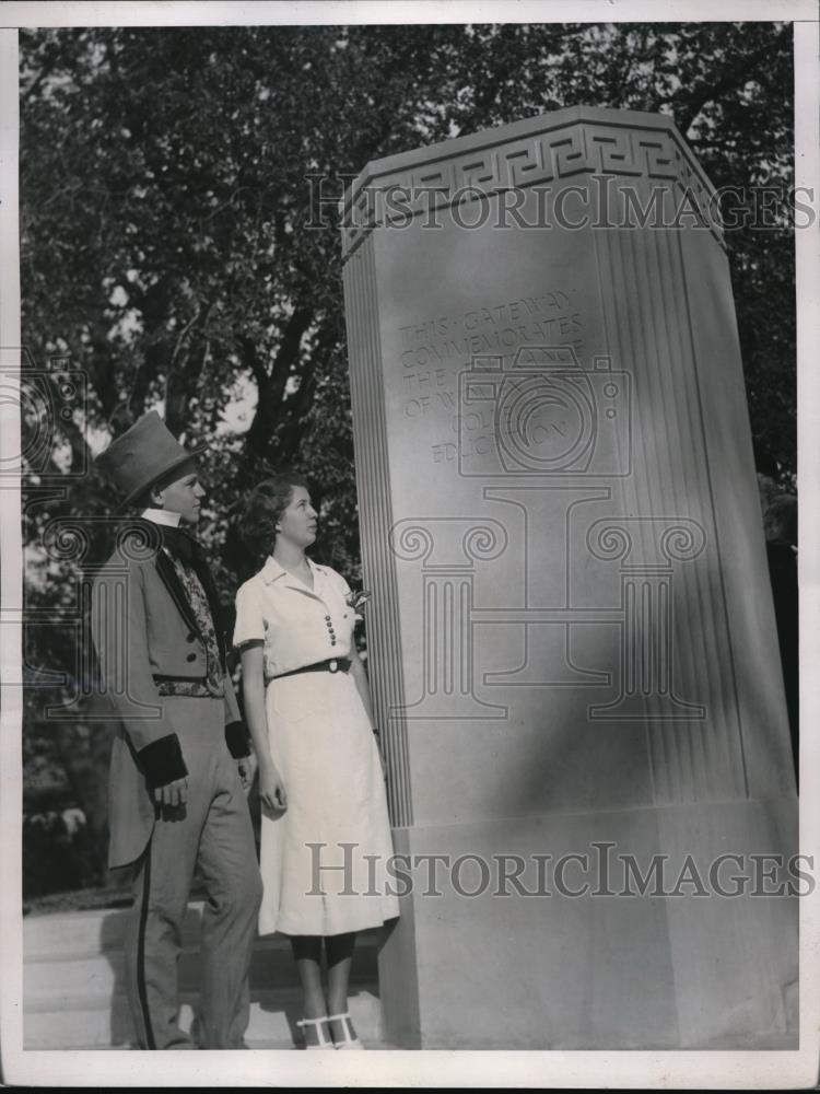 1937 Media Photo Fred Fairfield &amp; Barbara Frost At Gateway Commemorating Women - Historic Images