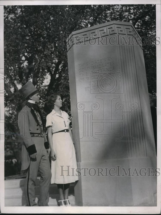 1937 Media Photo Fred Fairfield & Barbara Frost At Gateway Commemorating Women - Historic Images