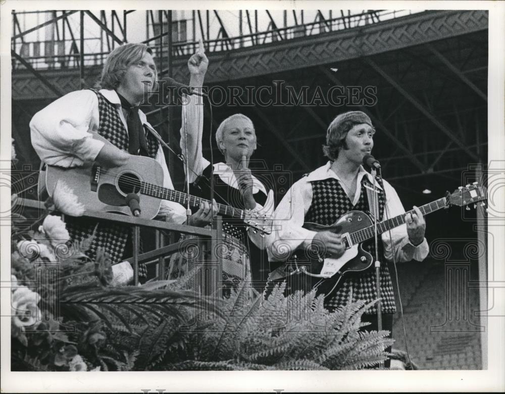 1972 Media Photo Billy Graham crowds listen to gospel music - Historic Images