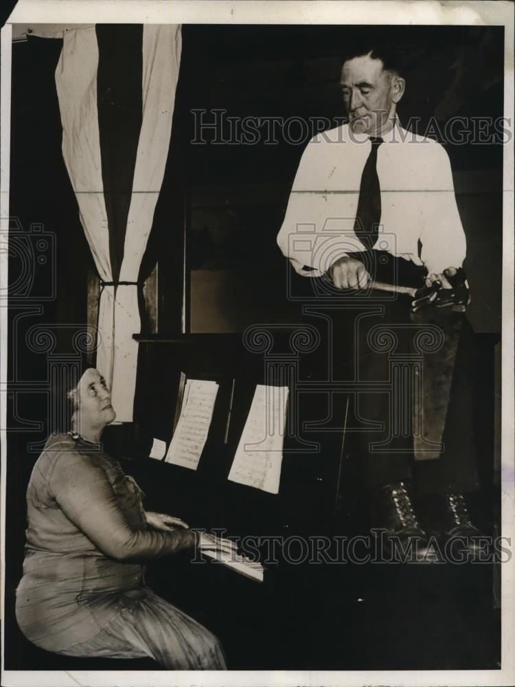 1933 Press Photo Lillian Drew And Samuel Montgomery Perform In A Sawmill - Historic Images