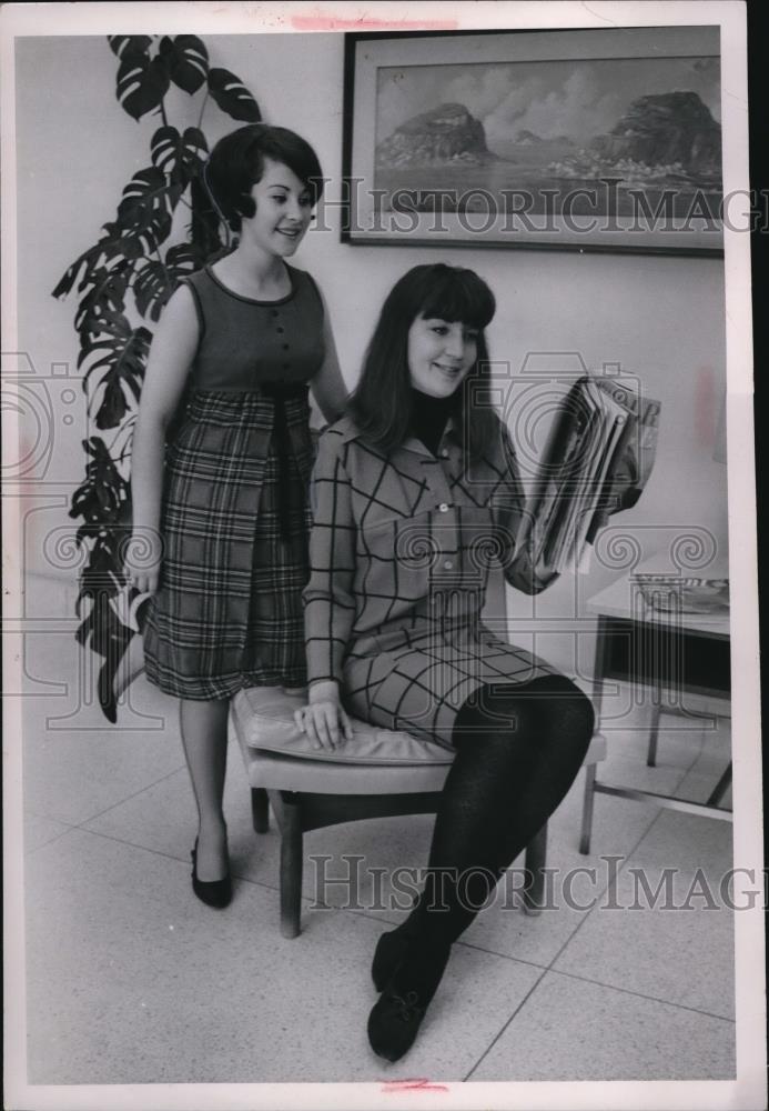 1965 Press Photo Ruth Tucker & Judy Prusnck model & press writer - Historic Images