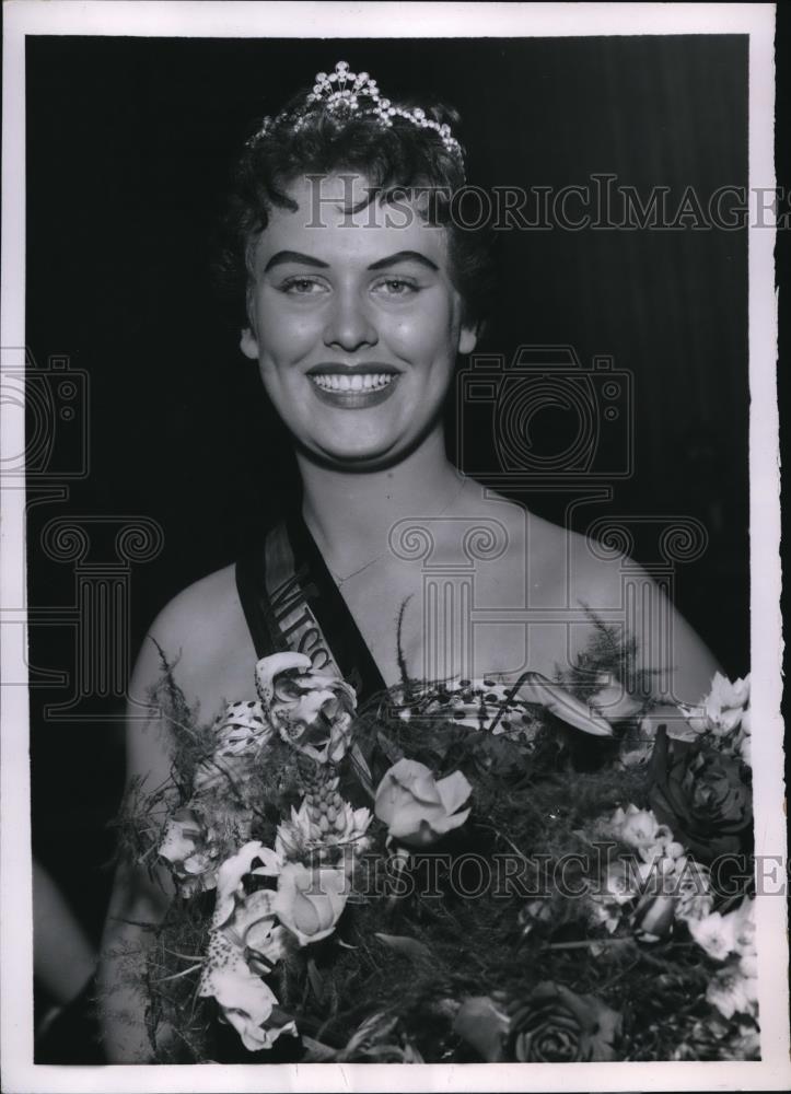 1954 Press Photo Osrend Belgium Neuly Dehem smiles after being elected Miss - Historic Images