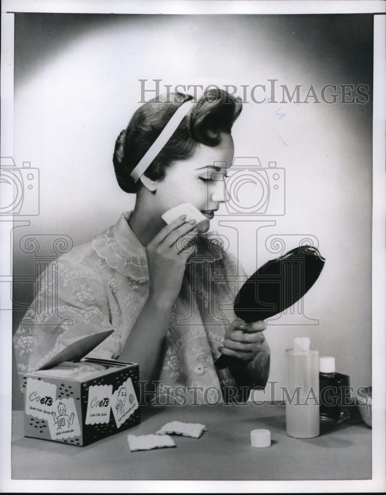 1955 Press Photo Facial aided with quilted cotton squares - Historic Images