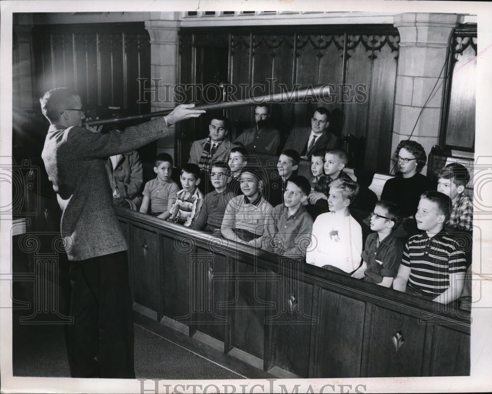 1959 Press Photo Prof. Fenner Douglas Performing For Lakewood Foundation Kids - Historic Images