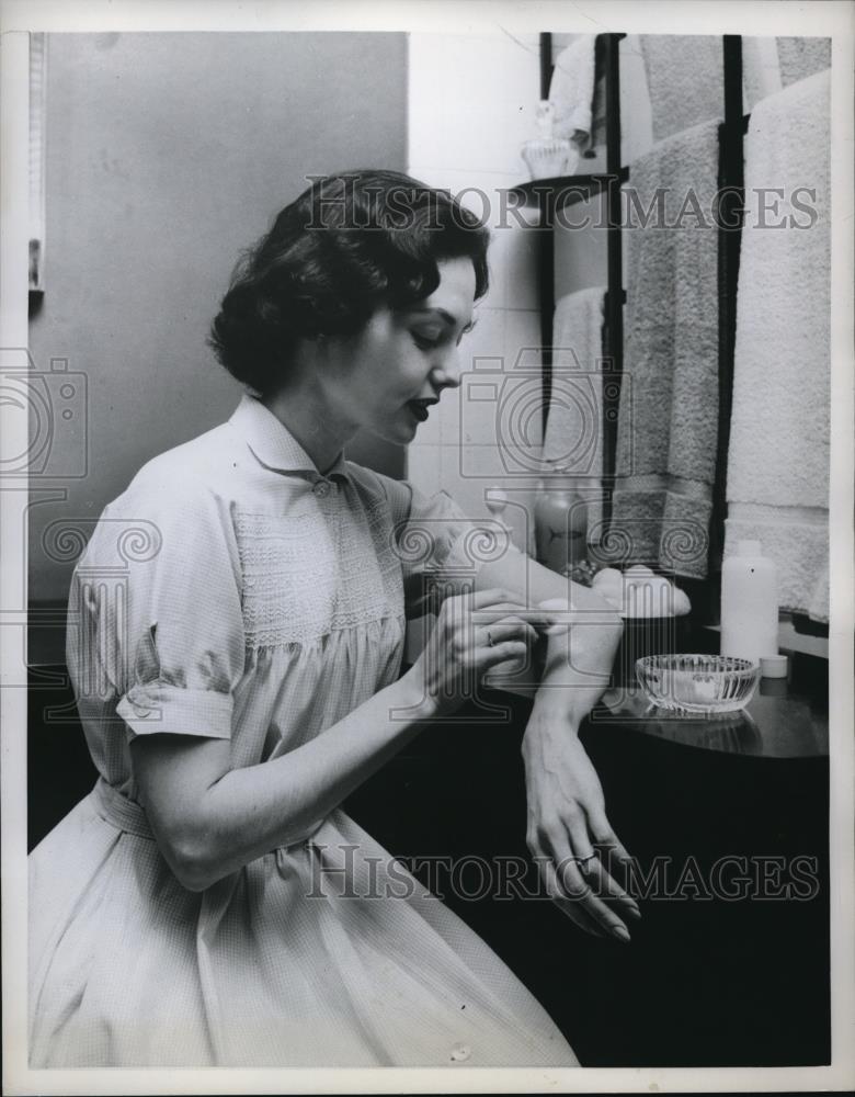 1960 Press Photo A woman caring for his skin with lotion application - Historic Images