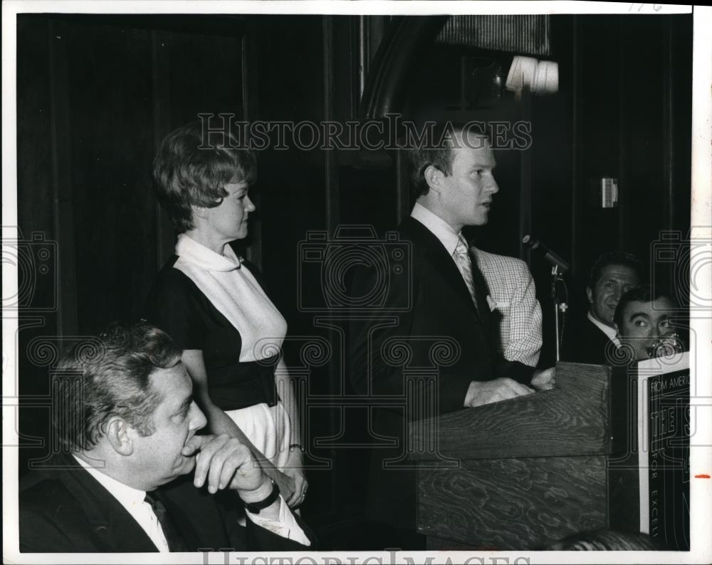 1969 Press Photo Tom Smothers Joan Crosly and Scouh Wards - Historic Images