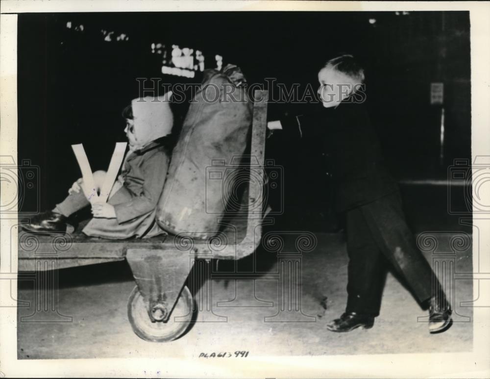 1941 Press Photo Brian and Maureen participating in Britain&#39;s &quot;V&quot; parade - Historic Images