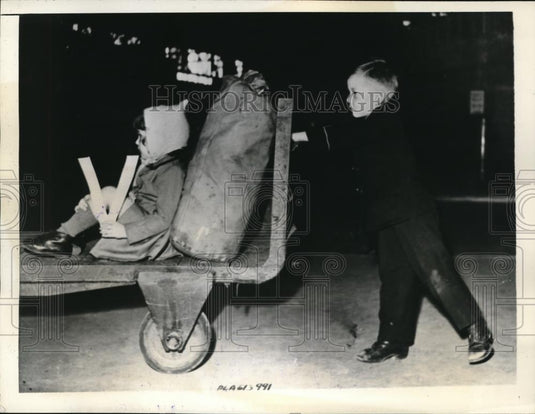 1941 Press Photo Brian and Maureen participating in Britain's "V" parade - Historic Images