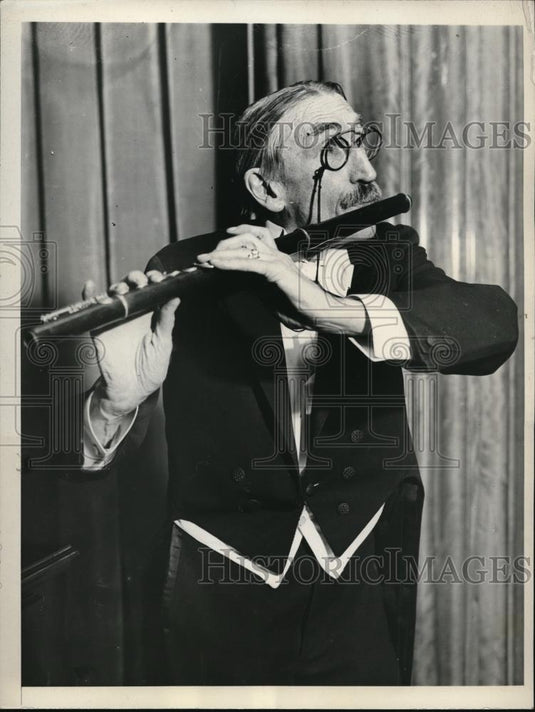 1930 Press Photo NYC William J Guard at Critic's concert with a flute - Historic Images