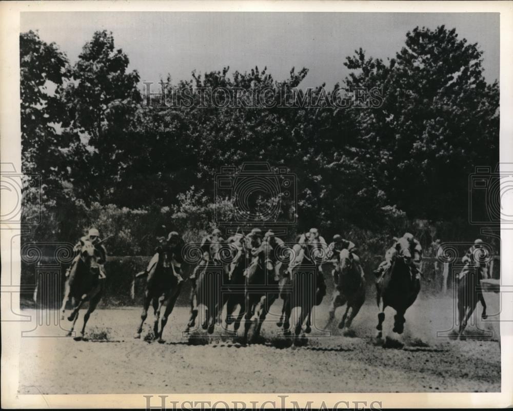 1944 Press Photo E. Guerin Falls off Mount Lady Victory During Race at Jamaica - Historic Images