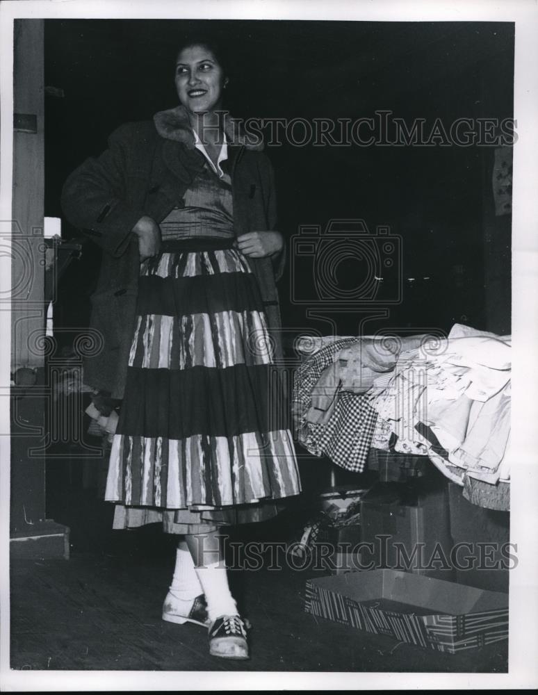 1959 Press Photo Isabel Garcia Skirt - Historic Images