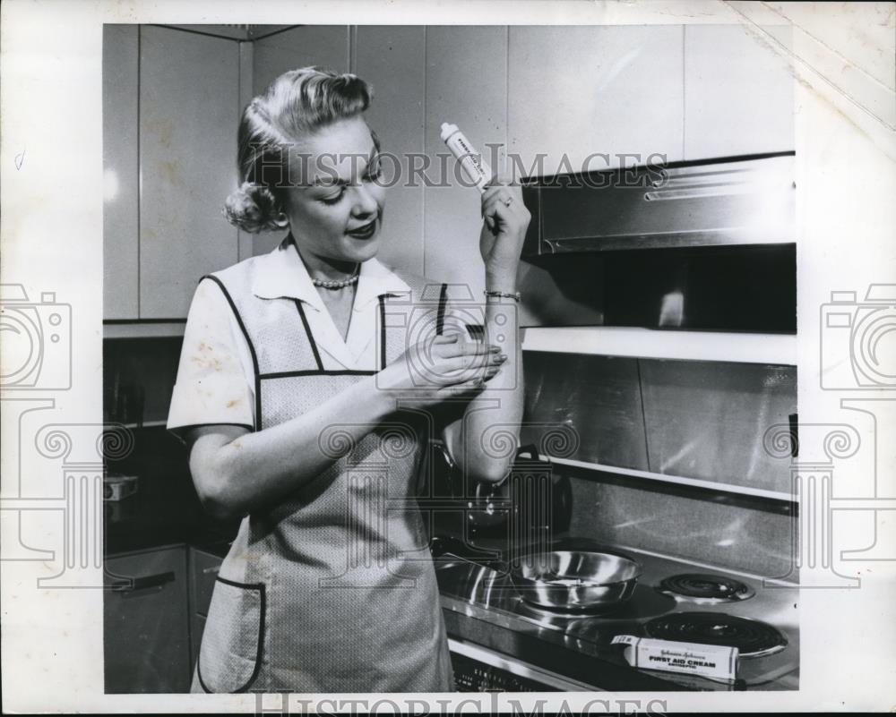 1958 Press Photo Housewife Shows That Antiseptic Cream Heals Any Kitchen Burns - Historic Images