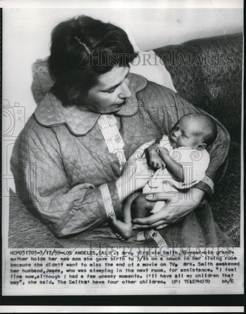 1959 Press Photo Mrs. Virginia Smith Gives Birth On Couch To Finish Movie - Historic Images