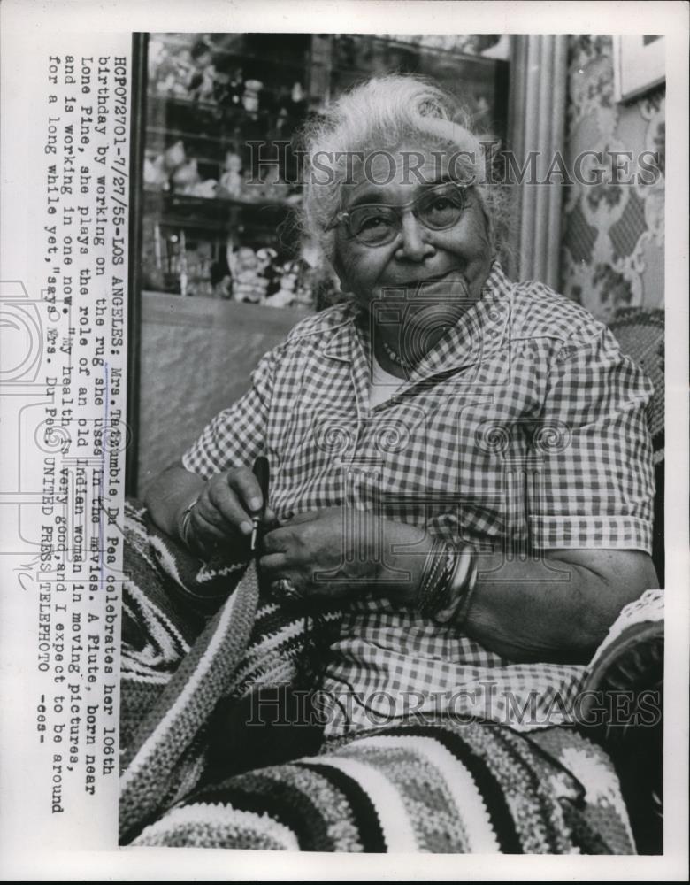 1955 Press Photo Mrs Tatzumbie Du Pea works on the rug she uses in movies - Historic Images