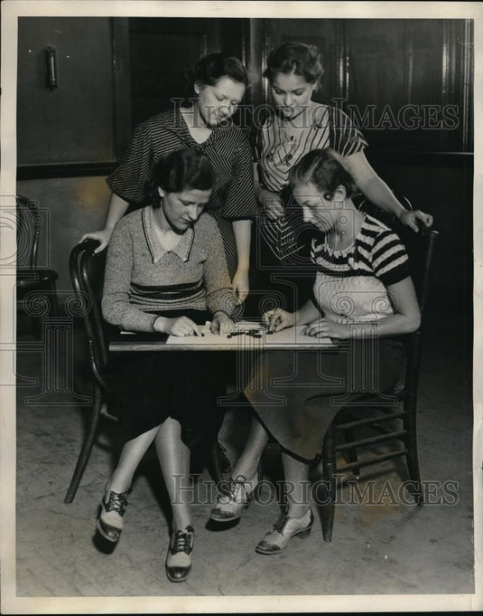1932 Press Photo Cora Smith and Marguerite Baum Playing Hi-Ho - Historic Images
