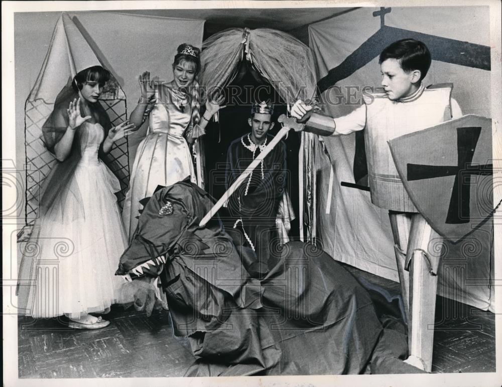 1965 Press Photo Sally Sample, Leslie Mohan, Bob Meluch, Mark Macho and dragon - Historic Images