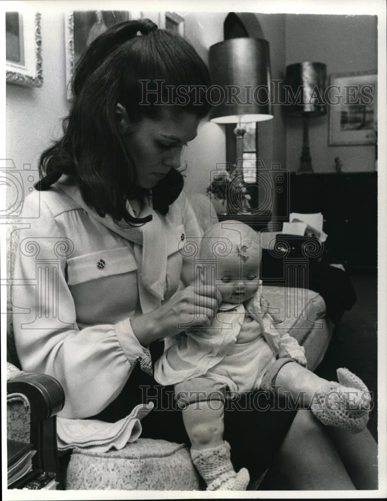 1971 Press Photo Laurie Lea Schaefer Miss America, dressing a doll she inherited - Historic Images
