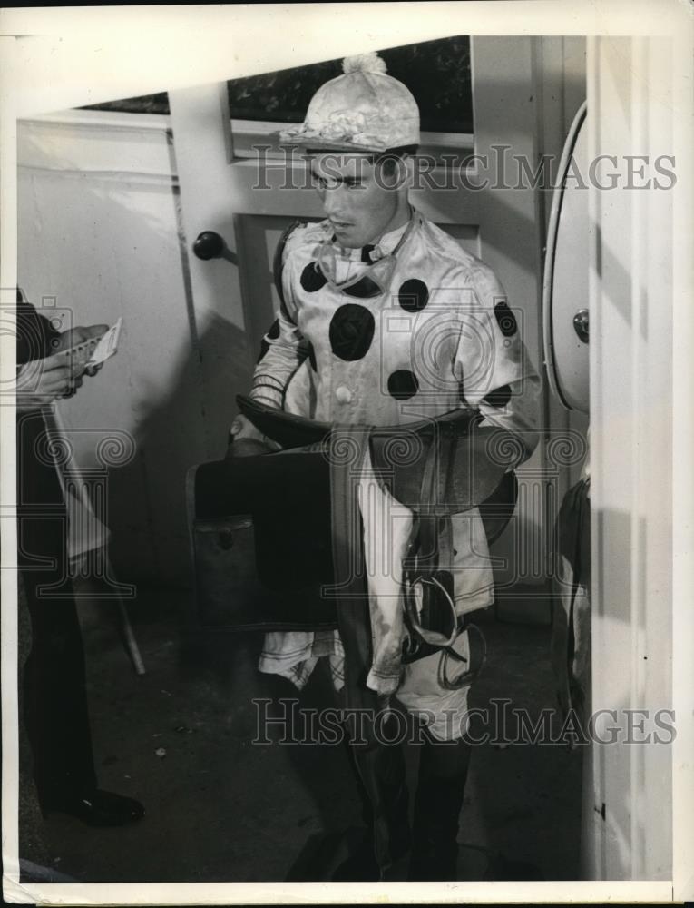 1943 Press Photo San Francisco Jockey Freddie Zehr for Bay Meadows races - Historic Images