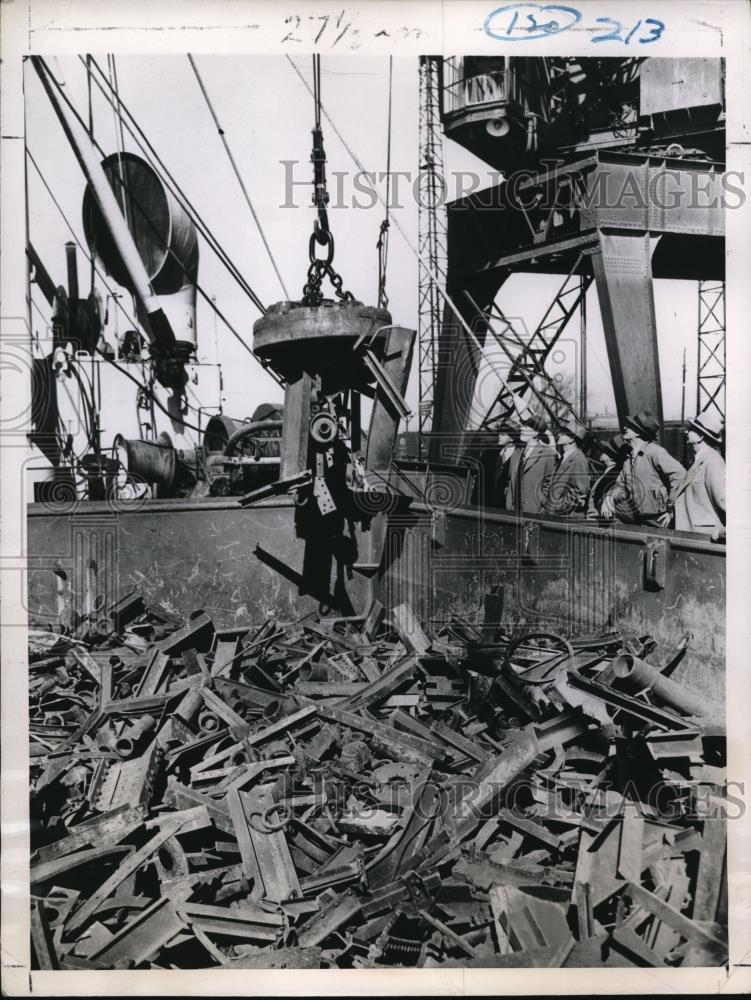 1948 Press Photo Philadelphia Pa Scrap metal unloaded fromSS Louis Pasteur - Historic Images