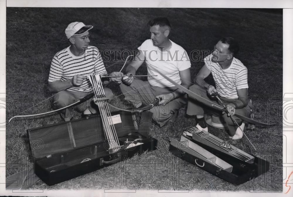 1949 Press Photo Archers WE Thomas, JF Remine and IH Stamps in North Carolina - Historic Images