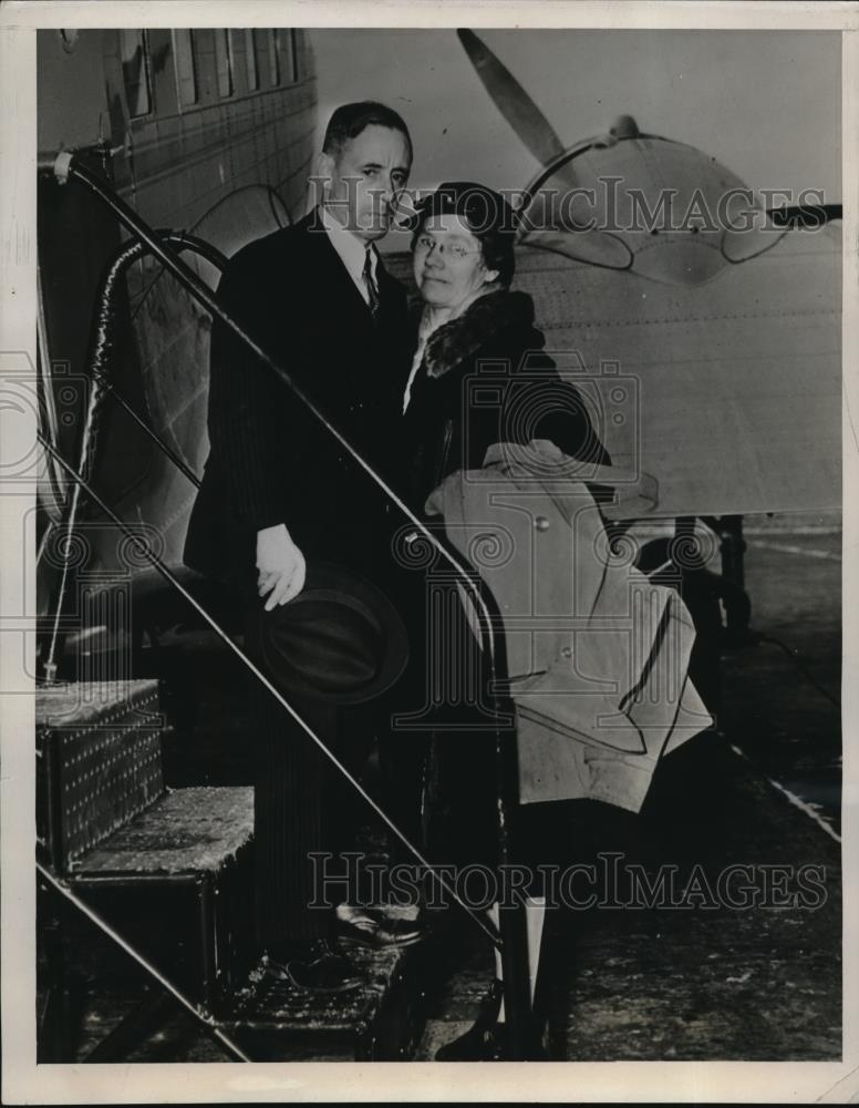 1937 Press Photo Mr and Mrs Jimmy Saunders at Cincinnati Airport - Historic Images