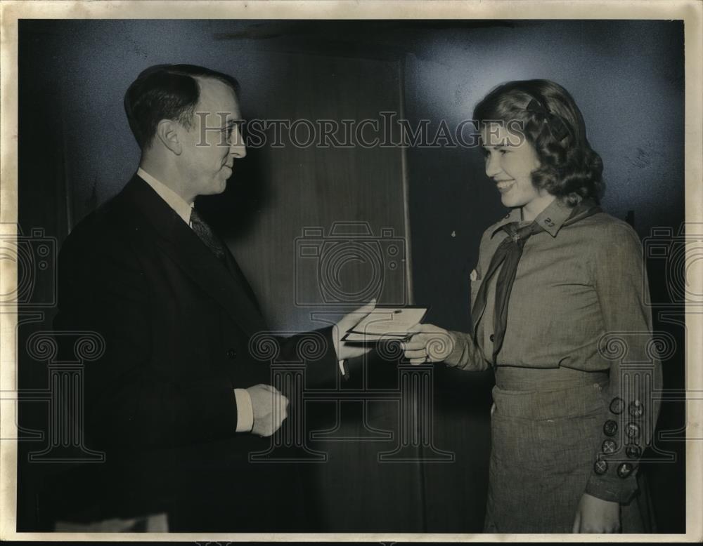 1941 Press Photo John A Green received certifate at Girl Scout Annual meeting - Historic Images