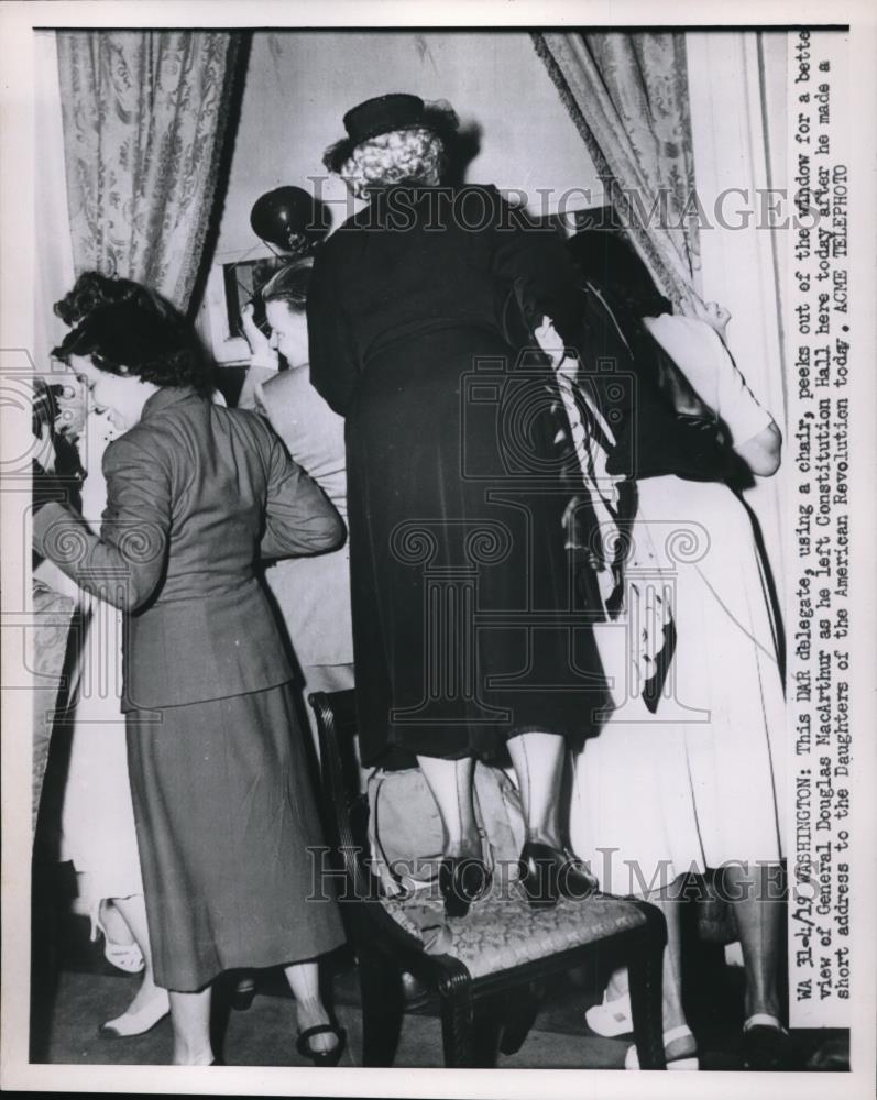 1951 Press Photo DAR Delegate Peeks Out Window For Better View of General - Historic Images