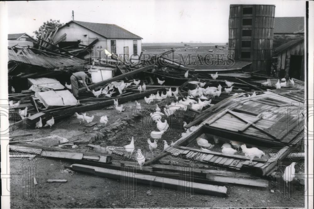 1954 Press Photo Kentland Ind Eret farm struck by tornado &amp; wrecked - Historic Images