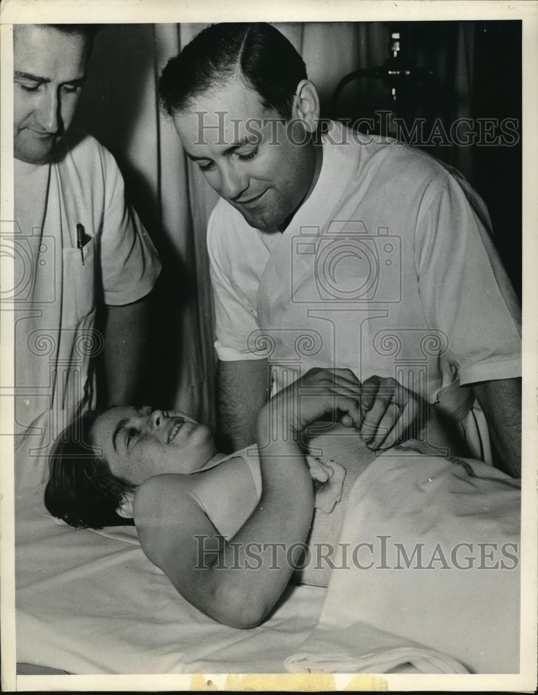 1938 Press Photo Famous Billy Watson broke 2 bones in his arm. Dr Bill Watson - Historic Images