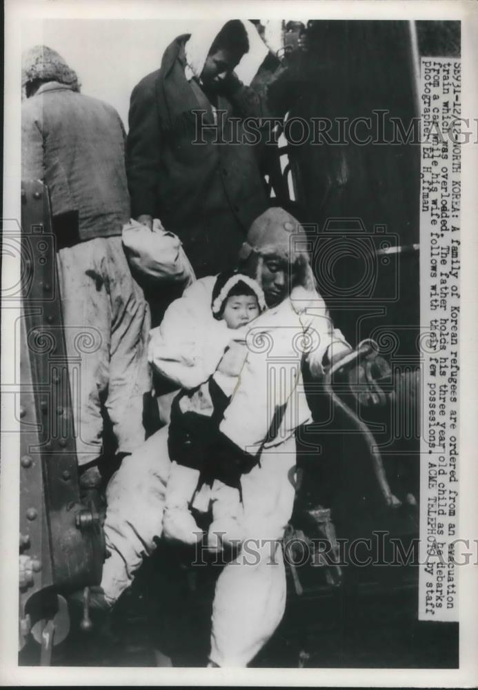 1958 Press Photo North Korea Ordered From An Evacuation Train Overloaded - Historic Images