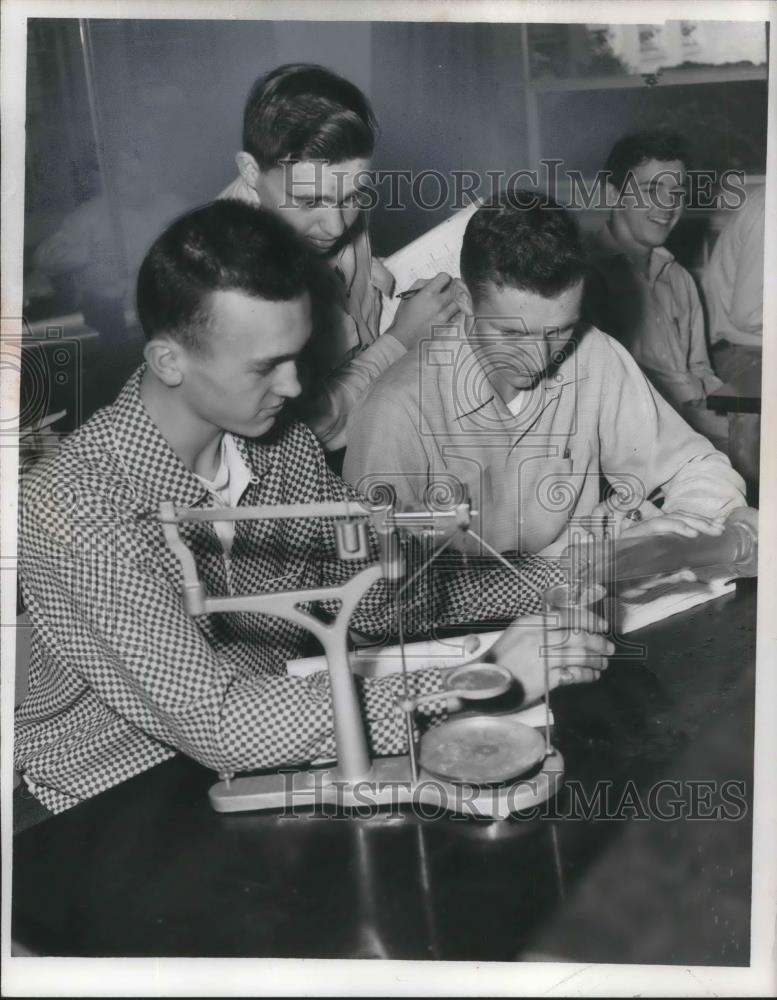 1953 Press Photo St. Edward High School science experiment - Historic Images