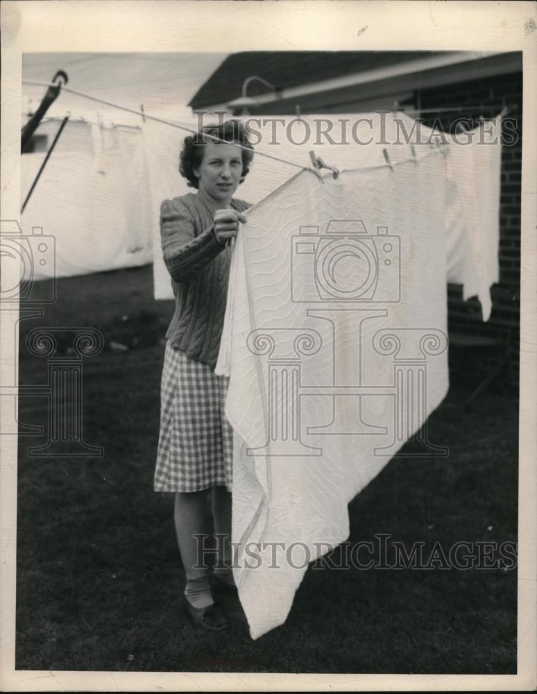 1948 Press Photo Mrs. Robert Franty Hanging Laundry - Historic Images