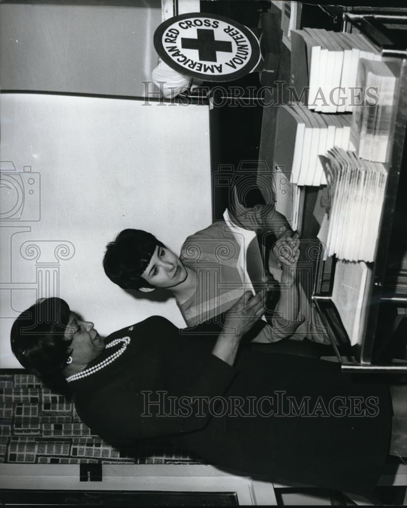 1969 Press Photo Mrs. Rosa Lee Galloway Advising Volunteer instructor Mrs. Lynn - Historic Images