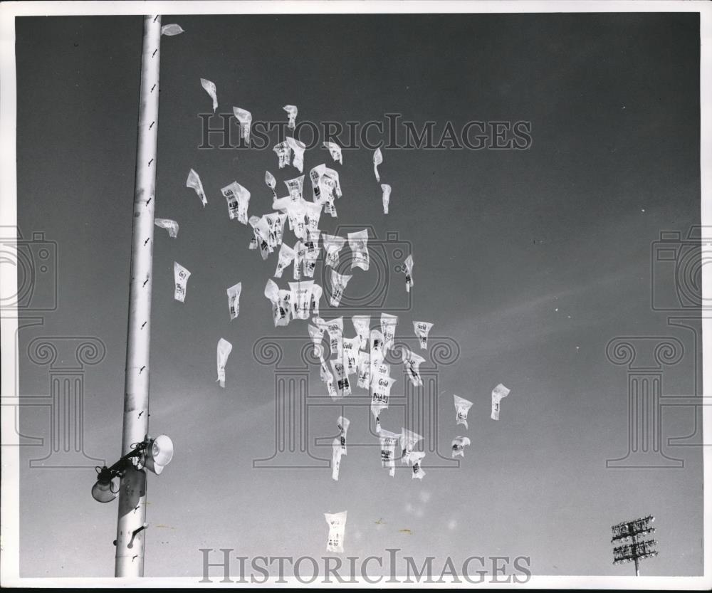 1955 Press Photo Balloons released by General Mills Inc float up in the air - Historic Images