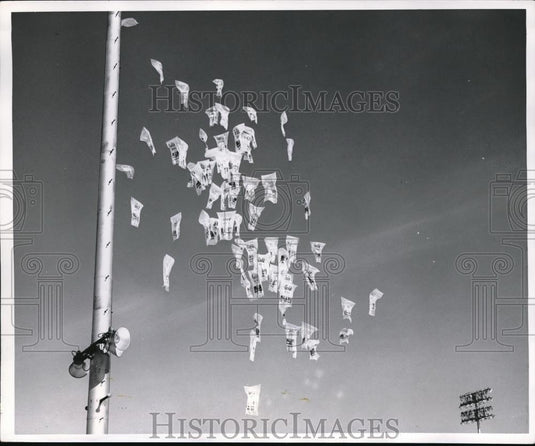 1955 Press Photo Balloons released by General Mills Inc float up in the air - Historic Images